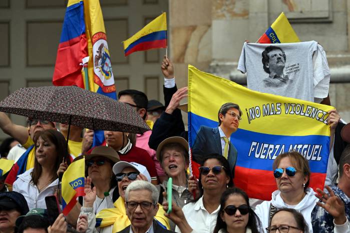 Uribe, senador conservador de 39 años, recibió dos disparos en la cabeza y uno en la pierna mientras pronunciaba un discurso en un parque el 7 de junio en el oeste de Bogotá. Uribe, senador conservador de 39 años, recibió dos disparos en la cabeza y uno en la pierna mientras pronunciaba un discurso en un parque el 7 de junio en el oeste de Bogotá.
