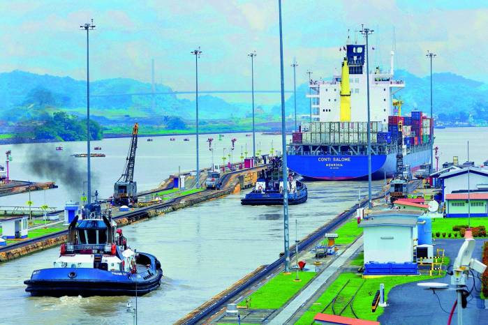 Un barco transita por las esclusas del Canal de Panamá. Un barco transita por las esclusas del Canal de Panamá.