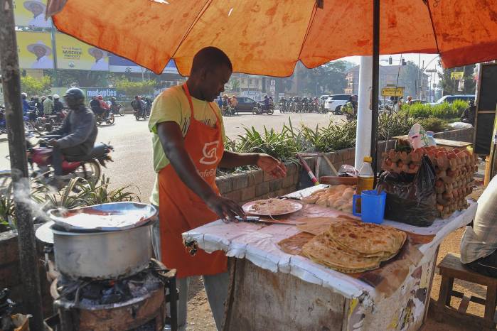 Un vendedor de chapati en la capital ugandesa, Kampala. Un vendedor de chapati en la capital ugandesa, Kampala.