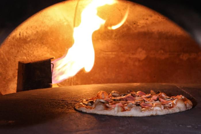 Dependiendo de las diferentes masas, los tiempos de cocción dentro del horno de leña son distintos. En el caso de una pizza, son tres minutos y medio. Dependiendo de las diferentes masas, los tiempos de cocción dentro del horno de leña son distintos. En el caso de una pizza, son tres minutos y medio.