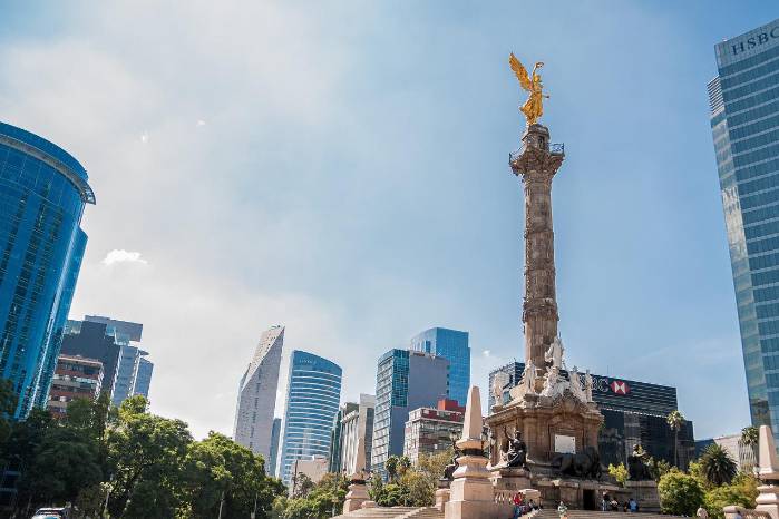 Vista del Monumento a la Independencia o Columna de la Independencia, en el Paseo de la Reforma, en la ciudad de México. Vista del Monumento a la Independencia o Columna de la Independencia, en el Paseo de la Reforma, en la ciudad de México.