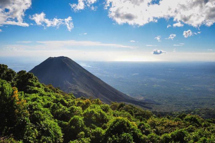 Se estima que para 2034, el sector turismo en Latinoamérica contribuya a la economía con $498 mil millones. Se estima que para 2034, el sector turismo en Latinoamérica contribuya a la economía con $498 mil millones.