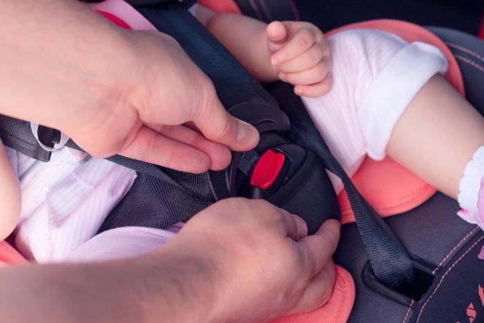 Los bebés de 0 a 2 años deben usar la silla orientada en sentido contrario a la marcha. Los bebés de 0 a 2 años deben usar la silla orientada en sentido contrario a la marcha.