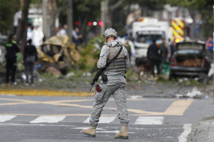 Un integrante de la Fuerza Aérea custodia la zona del atentado tras una explosión en inmediaciones de la Escuela Militar de Aviación Marco Fidel Suárez este jueves, en Cali (Colombia). Un integrante de la Fuerza Aérea custodia la zona del atentado tras una explosión en inmediaciones de la Escuela Militar de Aviación Marco Fidel Suárez este jueves, en Cali (Colombia).