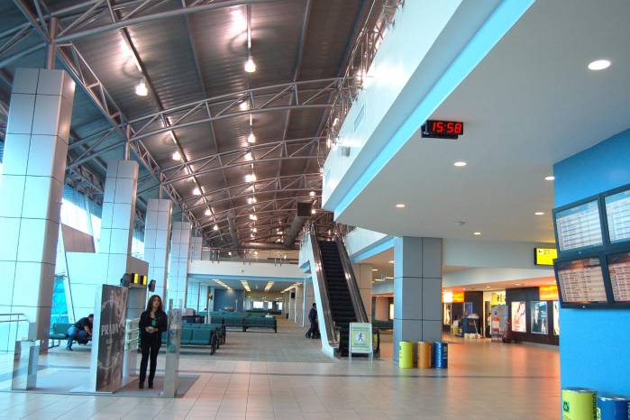 Un hub es un lugar donde una aerolínea concentra y redistribuye pasajeros de varias estaciones alrededor del centro. Un hub es un lugar donde una aerolínea concentra y redistribuye pasajeros de varias estaciones alrededor del centro.