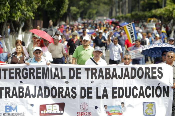 Fotografía de archivo en la que se registró una marcha de cientos de maestros salvadoreños, al exigir mejores condiciones laborales, en San Salvador (El Salvador). EFE/Oscar Rivera Fotografía de archivo en la que se registró una marcha de cientos de maestros salvadoreños, al exigir mejores condiciones laborales, en San Salvador (El Salvador). EFE/Oscar Rivera