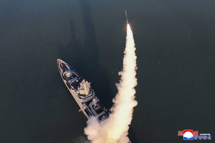 El líder norcoreano, Kim Jong-un, ordenó que se tomaran medidas para acelerar el armamento nuclear de los buques de la Armada, según informaron medios estatales el 30 de abril. El líder norcoreano, Kim Jong-un, ordenó que se tomaran medidas para acelerar el armamento nuclear de los buques de la Armada, según informaron medios estatales el 30 de abril.