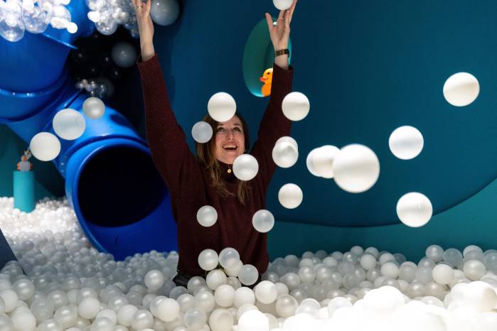 La fundadora del museo, Andrea Golubic, posa dentro de una piscina llena de pequeñas bolas blancas. La fundadora del museo, Andrea Golubic, posa dentro de una piscina llena de pequeñas bolas blancas.