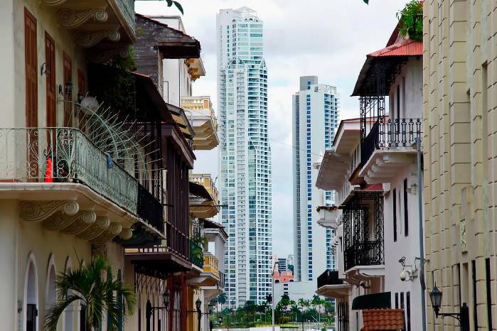 Cien años de historia: etapas y proyectos políticos de Panamá de 1903 a 2003 Cien años de historia: etapas y proyectos políticos de Panamá de 1903 a 2003