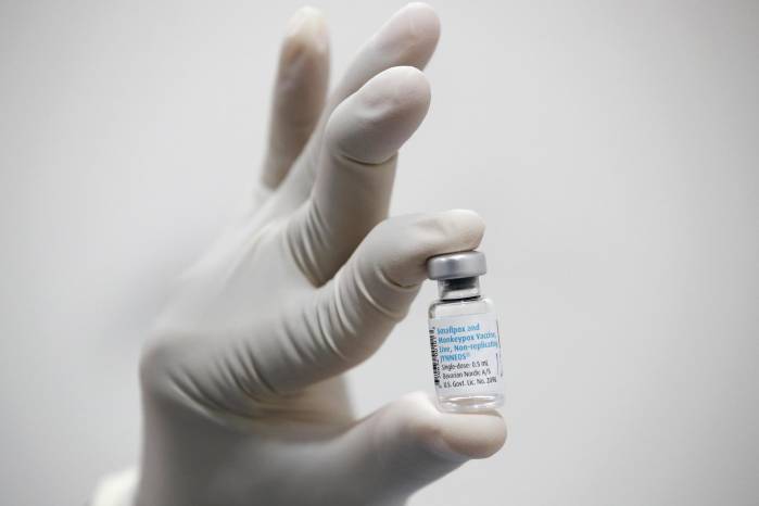 Un funcionario de salud tailandés prepara una vacuna Mpox durante un servicio de vacunación Mpox. Un funcionario de salud tailandés prepara una vacuna Mpox durante un servicio de vacunación Mpox.