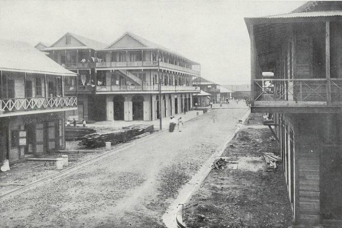 Calle 10, desde la avenida D -actual avenida Herrera-, en la ciudad de Colón, después de la pavimentación y urbanización realizada por los estadounidenses en 1907. Calle 10, desde la avenida D -actual avenida Herrera-, en la ciudad de Colón, después de la pavimentación y urbanización realizada por los estadounidenses en 1907.