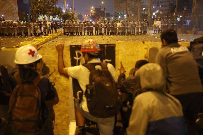 Manifestantes se enfrentan con agentes de la policía antidisturbios durante las protestas contra el presidente interino de Perú, José Jeri, en Lima el 15 de octubre de 2025. Manifestantes se enfrentan con agentes de la policía antidisturbios durante las protestas contra el presidente interino de Perú, José Jeri, en Lima el 15 de octubre de 2025.
