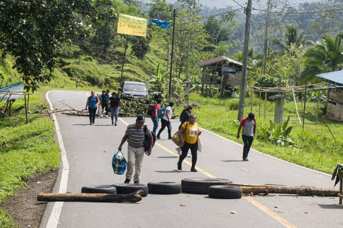 La gente camina por una carretera bloqueada por manifestantes durante una huelga indefinida de trabajadores en Alto del Valle, en la provincia de Bocas del Toro, Panamá, el 4 de junio de 2025. La gente camina por una carretera bloqueada por manifestantes durante una huelga indefinida de trabajadores en Alto del Valle, en la provincia de Bocas del Toro, Panamá, el 4 de junio de 2025.
