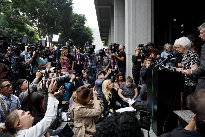 Joan Andersen VanderMolen, la hermana de Kitty Menéndez, habla en una conferencia de prensa afuera del edificio de los Tribunales Penales el 16 de octubre de 2024 en Los Ángeles, California. Joan Andersen VanderMolen, la hermana de Kitty Menéndez, habla en una conferencia de prensa afuera del edificio de los Tribunales Penales el 16 de octubre de 2024 en Los Ángeles, California.