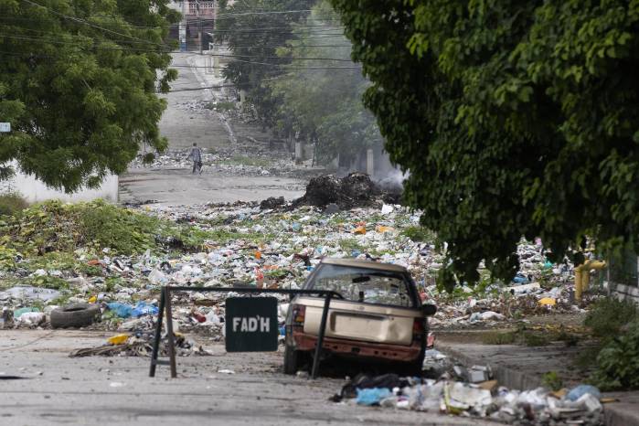 Un hombre camina por las desoladas calles cercanas al barrio Bel Air en Puerto Príncipe (Haití). Un hombre camina por las desoladas calles cercanas al barrio Bel Air en Puerto Príncipe (Haití).