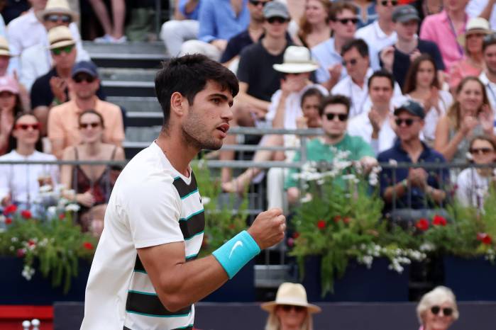 El español Carlos Alcaraz en la final de Queen's ante el checo Jiri Lehecka. El español Carlos Alcaraz en la final de Queen's ante el checo Jiri Lehecka.