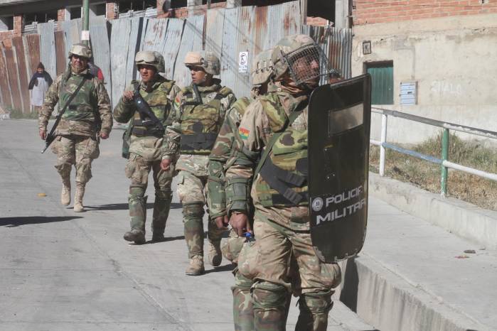 Integrantes de las Fuerzas Armadas recorren una calle en Llallagua (Bolivia). Foto de archivo. EFE/Juan Carlos Torrejón Integrantes de las Fuerzas Armadas recorren una calle en Llallagua (Bolivia). Foto de archivo. EFE/Juan Carlos Torrejón