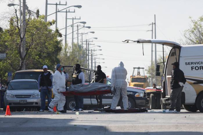 Imagen de archivo de expertos forenses que realizan investigaciones en torno a la escena donde varios hombres murieron en la zona metropolitana de Monterrey, estado de Nuevo León (México). Imagen de archivo de expertos forenses que realizan investigaciones en torno a la escena donde varios hombres murieron en la zona metropolitana de Monterrey, estado de Nuevo León (México).