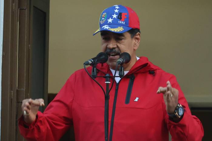 Fotografía de archivo del presidente de Venezuela, Nicolás Maduro (d), durante un acto público, en el Palacio de Miraflores, en Caracas (Venezuela). Fotografía de archivo del presidente de Venezuela, Nicolás Maduro (d), durante un acto público, en el Palacio de Miraflores, en Caracas (Venezuela).