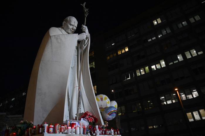 Globos están atados a la estatua de Juan Pablo II, donde las personas llevan velas y acuden a rezar afuera del hospital Gemelli, en Roma, donde el papa Francisco está hospitalizado. Globos están atados a la estatua de Juan Pablo II, donde las personas llevan velas y acuden a rezar afuera del hospital Gemelli, en Roma, donde el papa Francisco está hospitalizado.