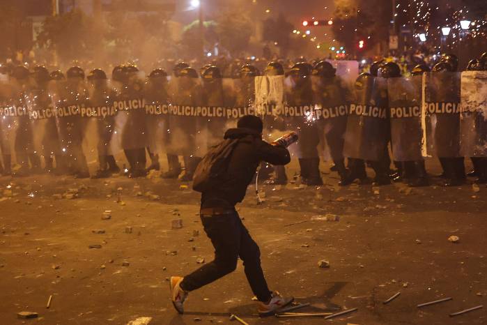 Un manifestante lanza fuegos artificiales contra agentes de la policía antidisturbios durante los enfrentamientos posteriores a una protesta contra el presidente interino de Perú, José Jeri, en Lima el 15 de octubre de 2025. Un manifestante lanza fuegos artificiales contra agentes de la policía antidisturbios durante los enfrentamientos posteriores a una protesta contra el presidente interino de Perú, José Jeri, en Lima el 15 de octubre de 2025.