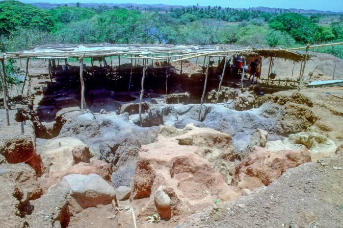 Excavaciones de campo del Cerro Juan Díaz, ubicado en la Península de Azuero en las tierras bajas costeras del Pacífico central de Panamá. Excavaciones de campo del Cerro Juan Díaz, ubicado en la Península de Azuero en las tierras bajas costeras del Pacífico central de Panamá.