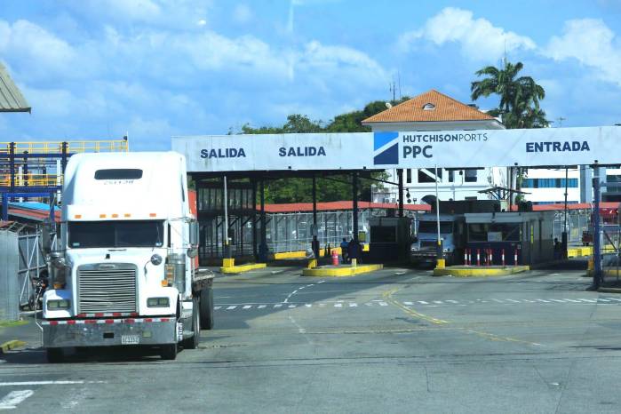 Flores reiteró que el contrato con PPC, el cual ha sido desdibujado con el tiempo” le causó una lesión patrimonial al país por el orden de los 1,300 millones de dólares. Flores reiteró que el contrato con PPC, el cual ha sido desdibujado con el tiempo” le causó una lesión patrimonial al país por el orden de los 1,300 millones de dólares.