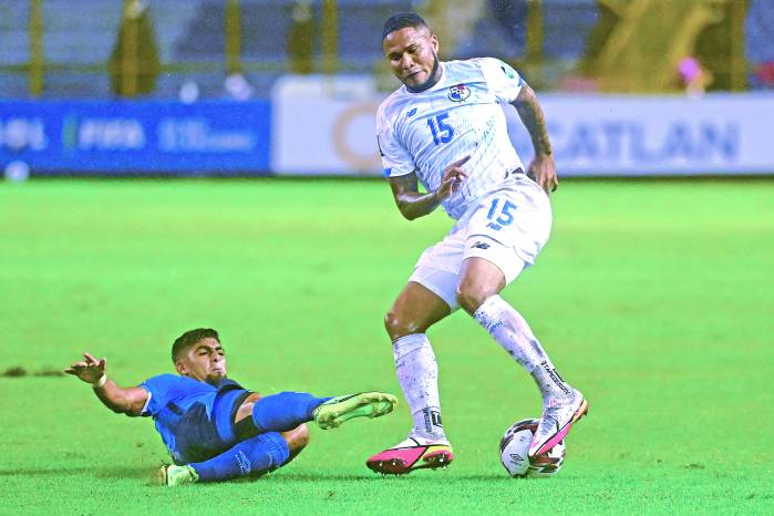El futbolista panameño, Eric Davis (der.) durante el partido contra El Salvador en el estadio Cuscatlán en el 2021. El futbolista panameño, Eric Davis (der.) durante el partido contra El Salvador en el estadio Cuscatlán en el 2021.