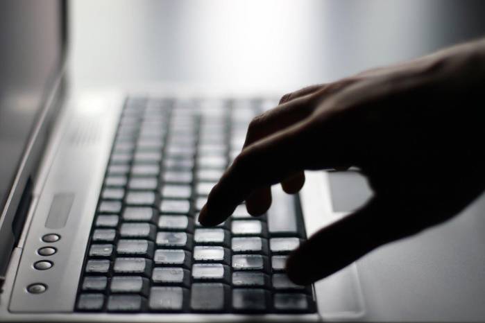 El discurso de odio se amplifica a través de las redes sociales. El discurso de odio se amplifica a través de las redes sociales.