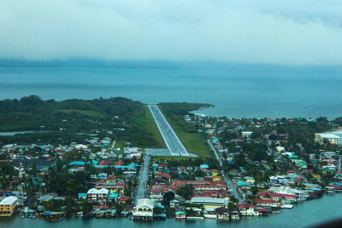 Vista del Aeropuerto José Ezequiel Hall, en isla Colón, provincia de Bocas del Toro. Vista del Aeropuerto José Ezequiel Hall, en isla Colón, provincia de Bocas del Toro.