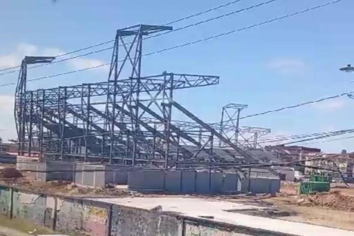 El esqueleto de unas gradas metálicas es lo único físicamente visible en los terrenos del coliseo colonense. El esqueleto de unas gradas metálicas es lo único físicamente visible en los terrenos del coliseo colonense.