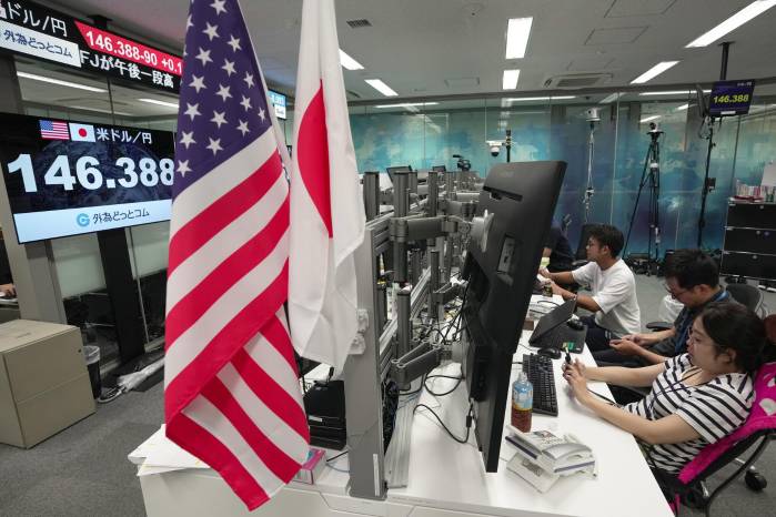 Los comerciantes de dinero revisan los monitores durante una sesión de negociación del dólar estadounidense y el yen japonés, en Tokio, en una fotografía de archivo. Los comerciantes de dinero revisan los monitores durante una sesión de negociación del dólar estadounidense y el yen japonés, en Tokio, en una fotografía de archivo.