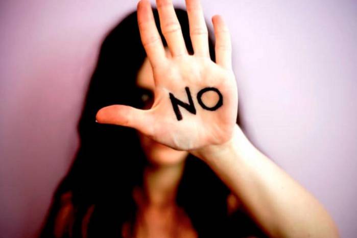 La violencia hacia las mujeres es una de las manifestaciones de las relaciones de género, que se basan en la supuesta superioridad del hombre. La violencia hacia las mujeres es una de las manifestaciones de las relaciones de género, que se basan en la supuesta superioridad del hombre.