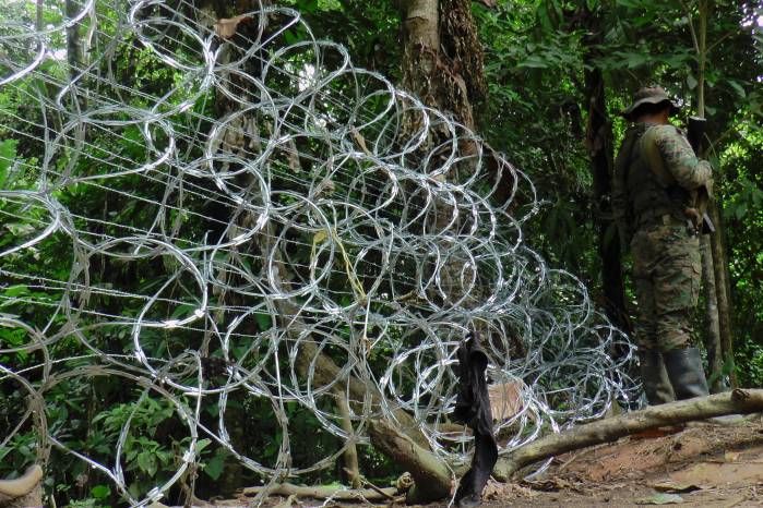 Un miembro del Senafront hace guardia en el punto Asti, en la provincia de Darién, municipio de Acandí, frontera entre Colombia y Panamá, el 16 de julio de 2024. Un miembro del Senafront hace guardia en el punto Asti, en la provincia de Darién, municipio de Acandí, frontera entre Colombia y Panamá, el 16 de julio de 2024.