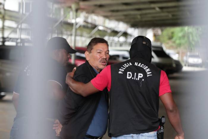 Genaro López, dirigente del Suntracs cuando fue conducido a la sede de la DIJ en Ancón. Genaro López, dirigente del Suntracs cuando fue conducido a la sede de la DIJ en Ancón.