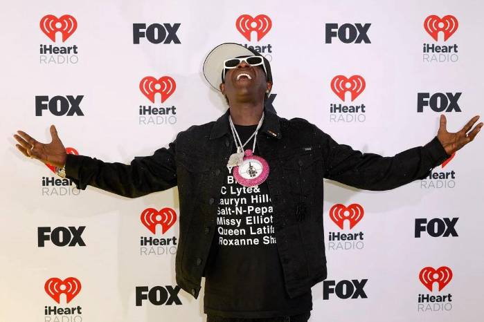 El rapero conocido por crear el grupo de hip hop, Public Enemy, se ha convertido en el patrocinador del equipo femenino de waterpolo de Estados Unidos. El rapero conocido por crear el grupo de hip hop, Public Enemy, se ha convertido en el patrocinador del equipo femenino de waterpolo de Estados Unidos.