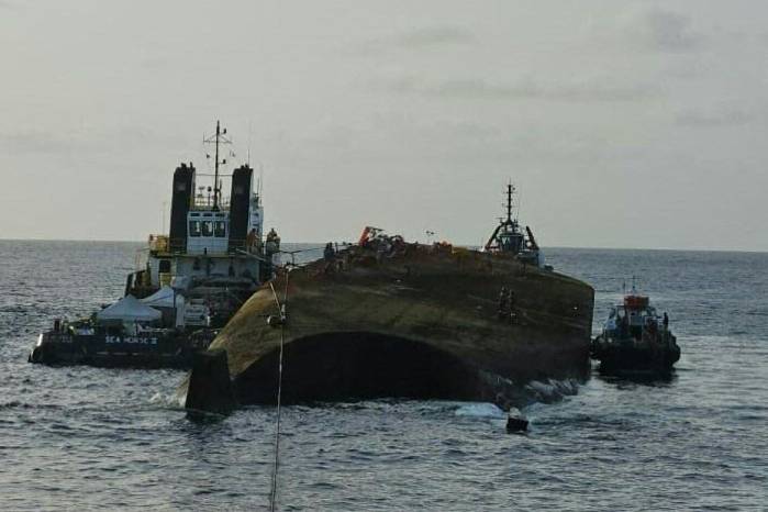 Una fotografía difundida por el Ministerio de Energía de Trinidad y Tobago muestra a trabajadores reflotando un petrolero en la costa de Cove, en Tobago. Una fotografía difundida por el Ministerio de Energía de Trinidad y Tobago muestra a trabajadores reflotando un petrolero en la costa de Cove, en Tobago.