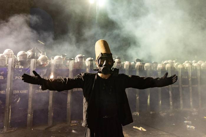 Un manifestante vestido con un traje de derviche giratorio realiza una actuación frente a las barricadas de la policía antidisturbios turca. Un manifestante vestido con un traje de derviche giratorio realiza una actuación frente a las barricadas de la policía antidisturbios turca.