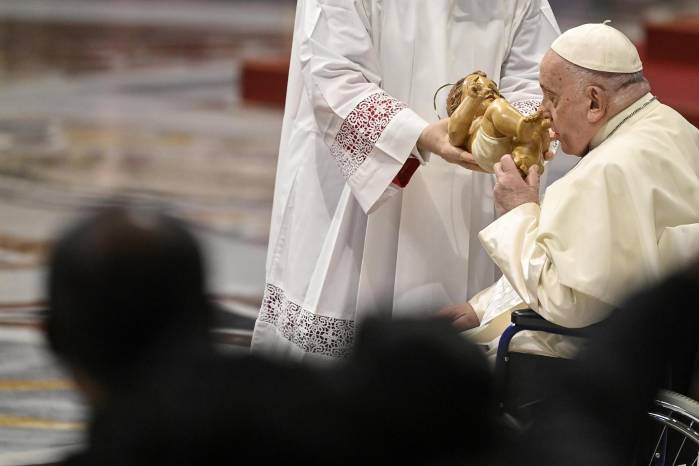 El papa besa una estatua del Niño Jesús durante la celebración de la Epifanía. El papa besa una estatua del Niño Jesús durante la celebración de la Epifanía.
