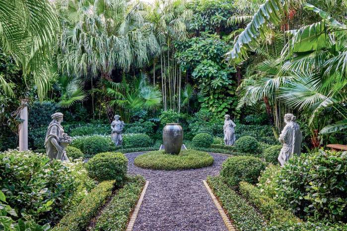 Inspirado por la naturaleza tropical y los grandes maestros del diseño, Wong ha construido una estética que une arte, arquitectura y vida al aire libre. Inspirado por la naturaleza tropical y los grandes maestros del diseño, Wong ha construido una estética que une arte, arquitectura y vida al aire libre.