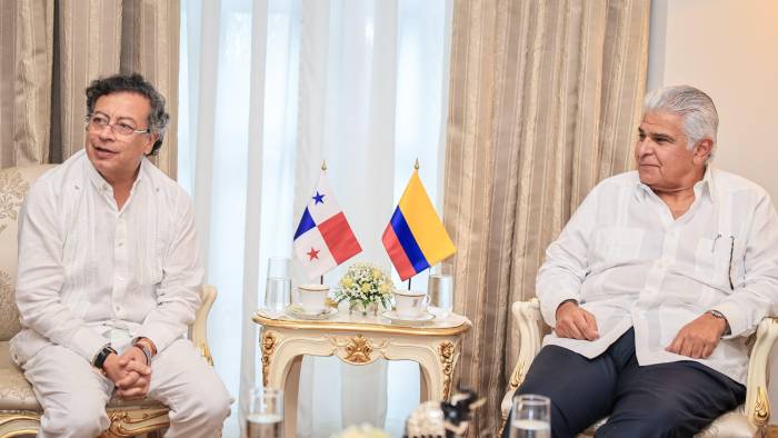Petro y Mulino se reunieron con los ministros de Seguridad, Frank Ábrego, y el de Relaciones Exteriores, Javier Martínez-Acha. Petro y Mulino se reunieron con los ministros de Seguridad, Frank Ábrego, y el de Relaciones Exteriores, Javier Martínez-Acha.