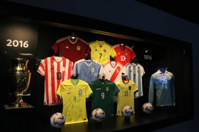 Fotografía de camisetas de diferentes clubes suramericanos, de distintas épocas, durante la reapertura del museo de la Conmebol este lunes, en Luque (Paraguay). EFE/Nina Osorio Fotografía de camisetas de diferentes clubes suramericanos, de distintas épocas, durante la reapertura del museo de la Conmebol este lunes, en Luque (Paraguay). EFE/Nina Osorio