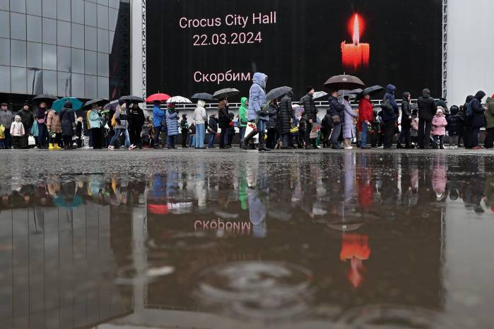 Ciudadanos expresan este domingo sus condolencias ante la sala de conciertos del Crocus City Hall, en la localidad rusa de Krasnogorsk, cerca de Moscú. Ciudadanos expresan este domingo sus condolencias ante la sala de conciertos del Crocus City Hall, en la localidad rusa de Krasnogorsk, cerca de Moscú.