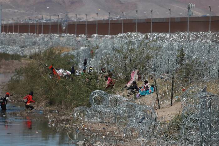 Migrantes llegan a una orilla del Río Bravo sembrada con alambre de púas en Cudad Juárez, Chihuahua (México). Migrantes llegan a una orilla del Río Bravo sembrada con alambre de púas en Cudad Juárez, Chihuahua (México).