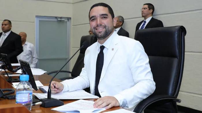 Roberto Zuñiga, sustituirá a Janine Prado en la jefatura de la bancada Vamos. Roberto Zuñiga, sustituirá a Janine Prado en la jefatura de la bancada Vamos.