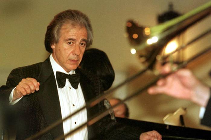 Fotografía de archivo del 17 de abril de 2005 del compositor Lalo Schifrin, durante una presentación en el Lincoln Center en Nueva York (EE.UU.). Schifrin, reconocido internacionalmente por crear la banda sonora de la serie original de la saga 'Misión: Imposible'. Fotografía de archivo del 17 de abril de 2005 del compositor Lalo Schifrin, durante una presentación en el Lincoln Center en Nueva York (EE.UU.). Schifrin, reconocido internacionalmente por crear la banda sonora de la serie original de la saga 'Misión: Imposible'.