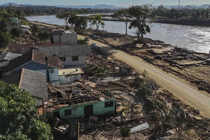 Fotografía aérea de viviendas afectadas por el desbordamiento del río Taquari, este miércoles en Cruzeiro do Sul, estado de Rio Grande do Sul. Fotografía aérea de viviendas afectadas por el desbordamiento del río Taquari, este miércoles en Cruzeiro do Sul, estado de Rio Grande do Sul.