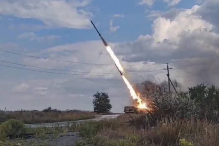 Una imagen fija tomada de un video proporcionado por el servicio de prensa del Ministerio de Defensa de Rusia muestra la tripulación del sistema de lanzamiento múltiple de cohetes ‘Uragan’. Una imagen fija tomada de un video proporcionado por el servicio de prensa del Ministerio de Defensa de Rusia muestra la tripulación del sistema de lanzamiento múltiple de cohetes ‘Uragan’.