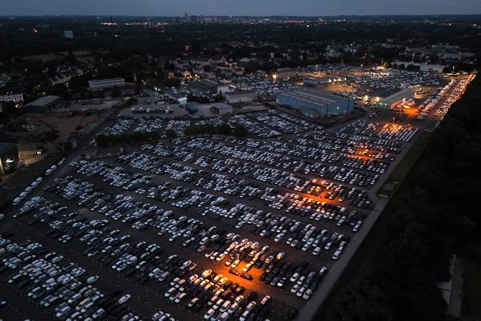 Una vista aérea muestra autos de varias marcas estacionados y listos para la venta en una terminal logística de vehículos en Essen, al oeste de Alemania. Una vista aérea muestra autos de varias marcas estacionados y listos para la venta en una terminal logística de vehículos en Essen, al oeste de Alemania.