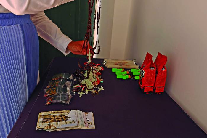 Con el inicio de la Semana Santa se incrementa la venta de artículos religiosos, como rosarios y velas. Con el inicio de la Semana Santa se incrementa la venta de artículos religiosos, como rosarios y velas.